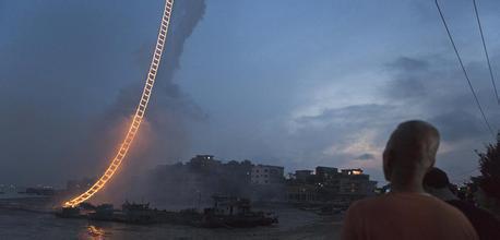 pyrotimeworld's tweet image. An original Chinese Interview by Quanzhou TV with Cai Guoqiang, the creator of 'Sky Ladder' v.youku.com/v_show/id_XMTI…