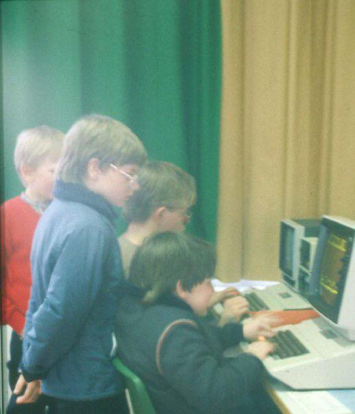 tojan76's tweet photo. @TeamHooman  Geeking out on the Apple IIe back in 1984 or '85 while my brother waits for his turn.  #OldGeeks http://t.co/eFKvgXhiSv