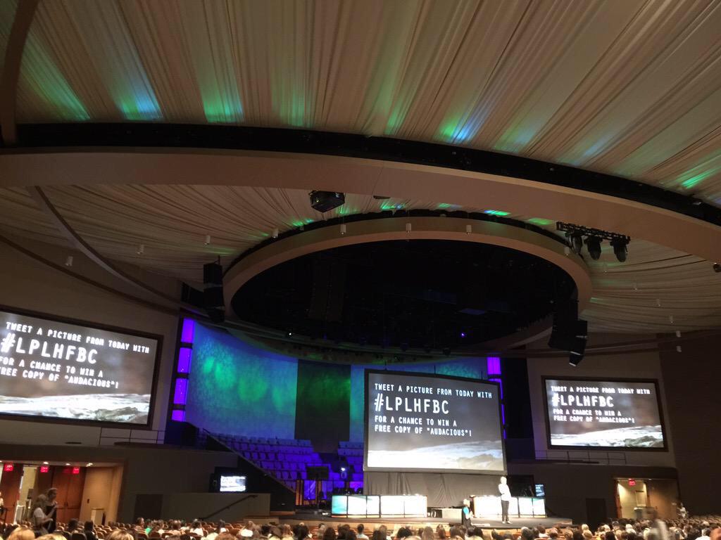 About 1000 women are @ The Loop &amp; <a href="/HFBCSienna/">HFBC Sienna</a> for <a href="/BethMooreLPM/">Beth Moore</a> simulcast. May God's truth flow &amp; ❤️s grow! #lplhfbc