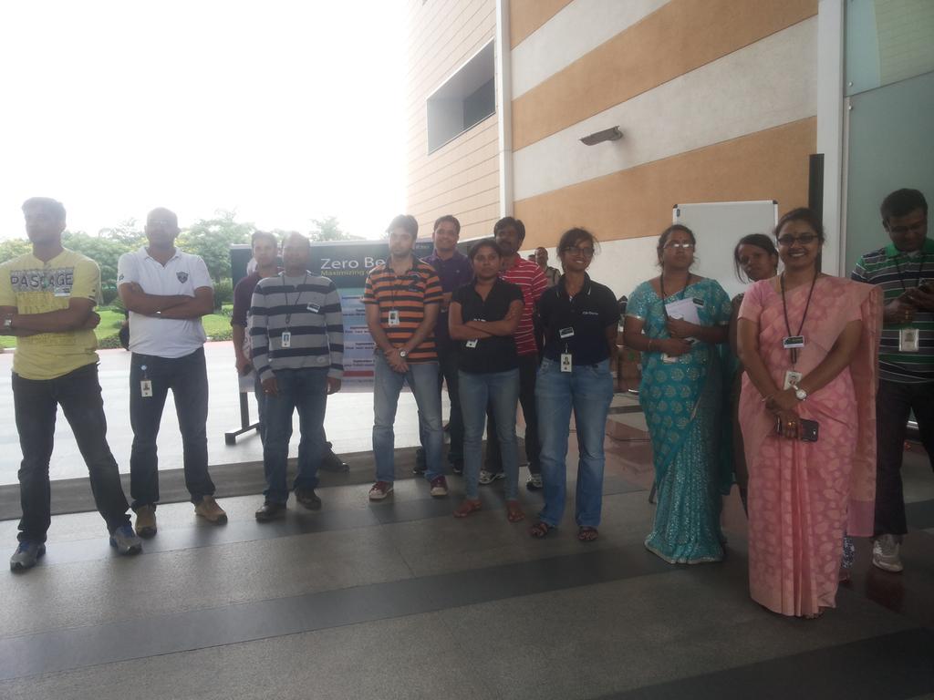 Hyd_Sez_Rocks's tweet photo. Campaigning Zero Bench n interacting with bench folks in DC by Manisha..!! #smartinfyhyd http://t.co/Ogy4GFqE5N