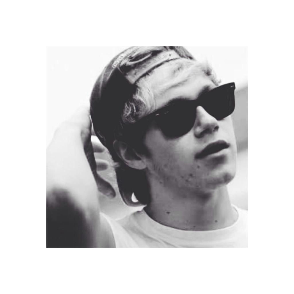 Niall Horan    Happy birthday  love you 