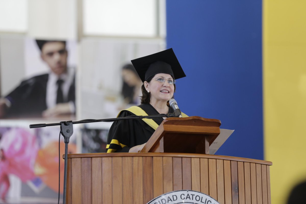 PUCMM's tweet photo. “Que sus años en esta Universidad #59GradCSTA les permitan asumir el liderazgo que espera su país”. @MenicucciMaria http://t.co/pdIjokQb5z