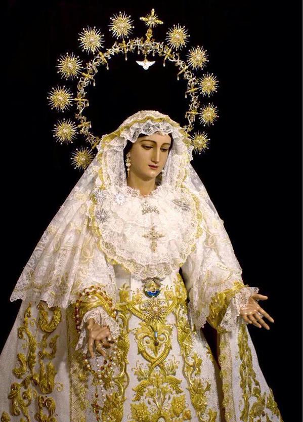 MLG_Mariana's tweet photo. #CofradiasMLG De la procesión de #RocioCoronada cabe destacar la visita a la @Hdad_LaPaloma pasada ya la medianoche. http://t.co/HMNsd3wlEz