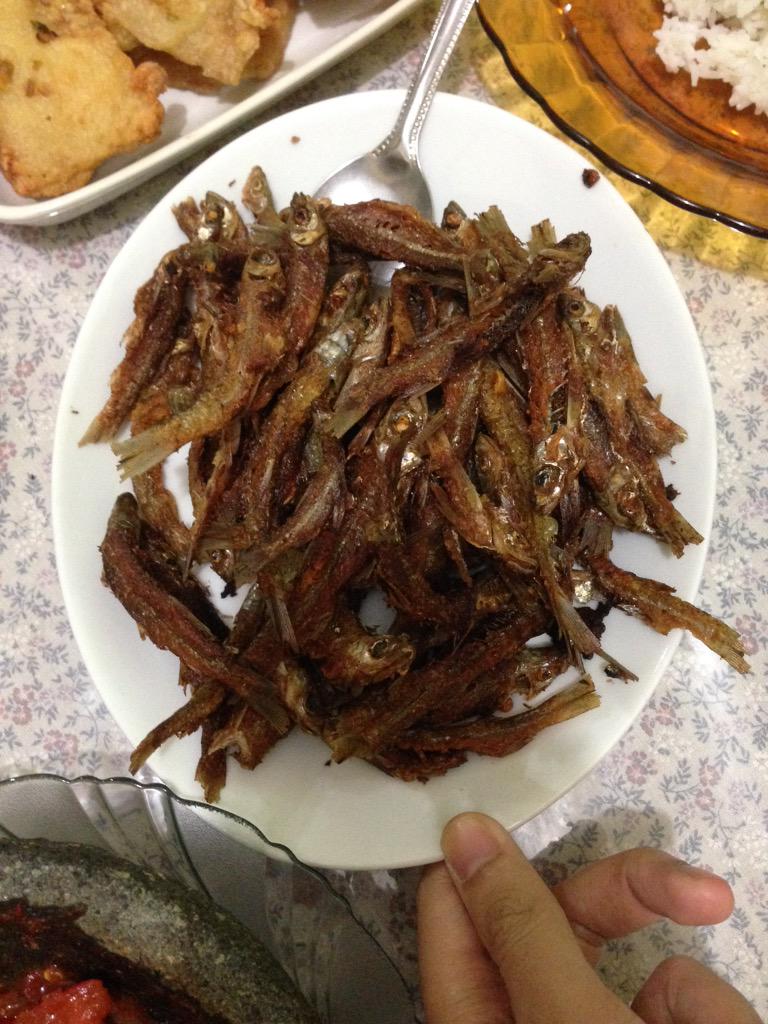 DavrinaR's tweet photo. Rotan muda, Ikan seluang, Kabau. Yang paling gressss banget dari Baturaja! #visitSumsel http://t.co/XQyftFxl0E