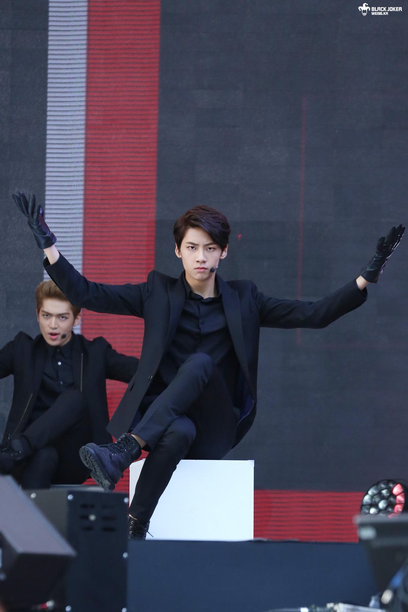 다리 길이만 110cm 라는 팀내 최장신 아이돌.jpg | 인스티즈