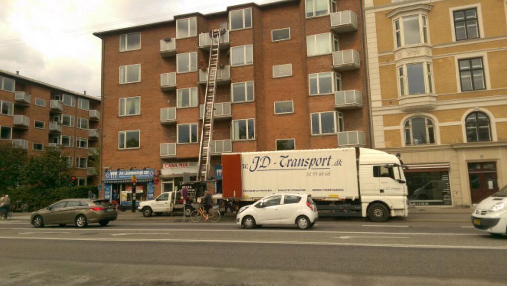 jdlogistik's tweet photo. #Privatflytning på #Frederiksberg, tak til alle fodgænger, cykelister og billister for jeres forståelse😀 http://t.co/CAtxI7GfQH