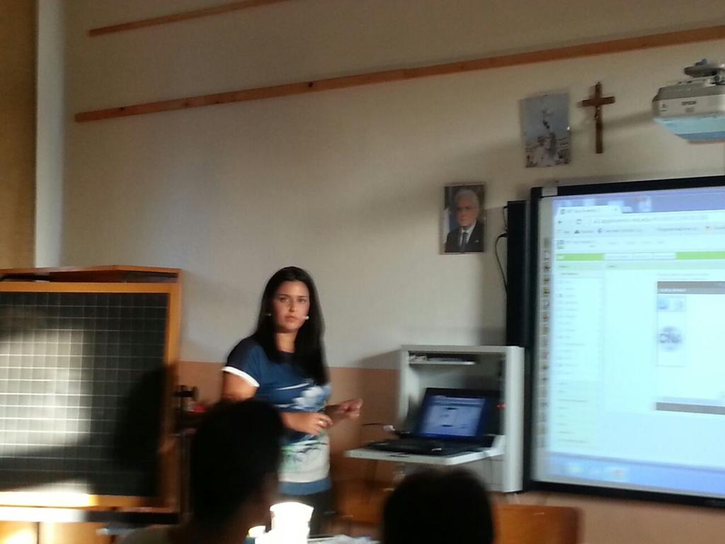 MakerInFF's tweet photo. Simona ci insegna a creare le app al #makerinff http://t.co/JYzRw9eEJe