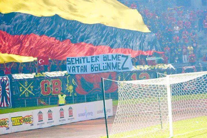 ÜNİTİMSAH-MALEZYA
Malezya'da Bugün oynanan Sarawak-ATM macinda açılan pankartimiz bayragimiz ve  Ünitimsah atkimiz..