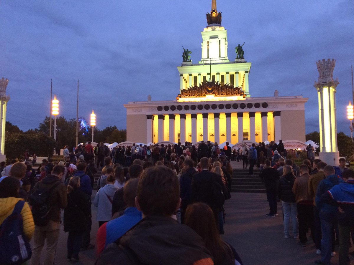 Очередь на регистрацию we run Moscow. А сзади еще хвост swarmapp.com/c/75Hl9hPJxAg