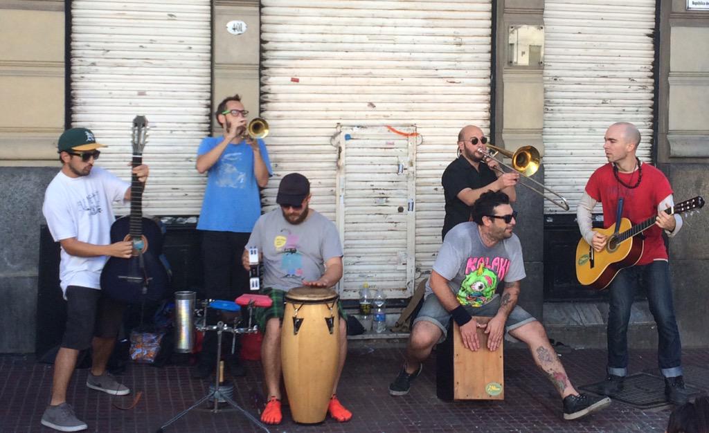 sari_medo's tweet image. Una de esas esquinas de Buenos Aires 🎺🎵