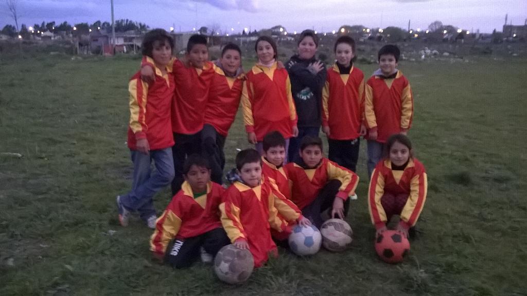 cecilia_doa's tweet photo. Escuelita de futbol Bosque Unidos.con camisetas alternativas http://t.co/Lggzl9jP5t