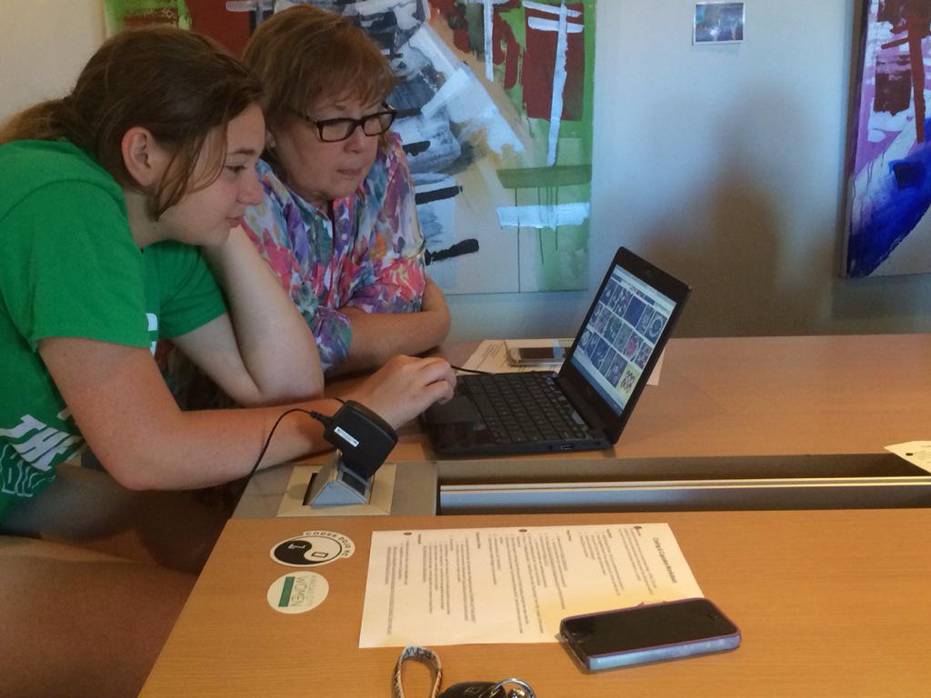CodeCupcakesKC's tweet image. Moms and daughters are coming together to build their own cupcake website #codingandcupcakes #CodingInKC