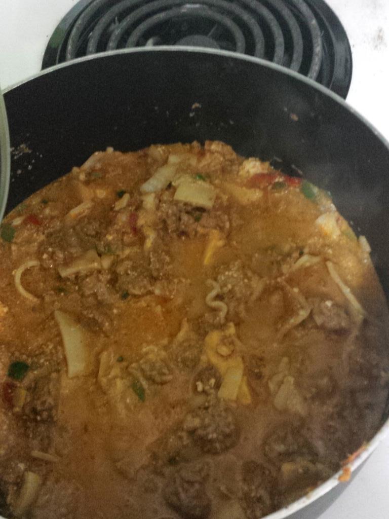 17kmo's tweet photo. Chilli made from leftover lasagna #cantwasteanything #nom http://t.co/2gwWFhFCjX