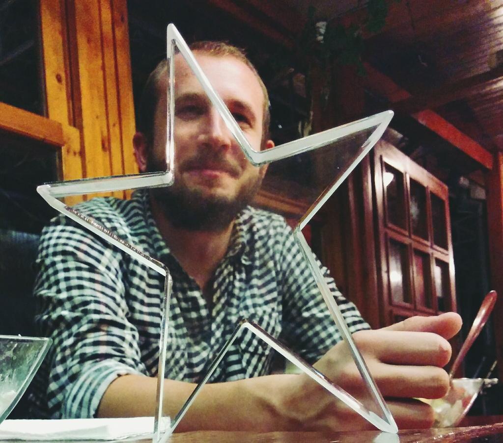 SaatchiBG's tweet photo. Щастлив копирайтър а.к.а. грилмайстор. #фара2015 #fara2015 Браво, пържолка! Грандиозен си. http://t.co/vNVV51jOwd