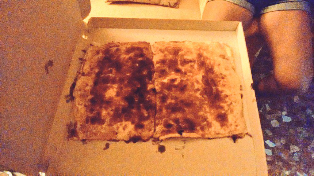 ElenadlO's tweet photo. Si esto es una pizza familiar... Yo ya me voy de la vida... http://t.co/Dyo53EbIdj
