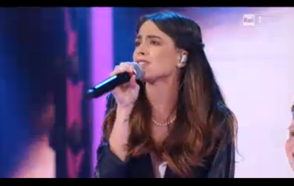 tinitapriority's tweet photo. Trasmitís tanto amor @TiniStoessel♥ #TiniATiLascioUnaCanzone http://t.co/B55XWRYtXE