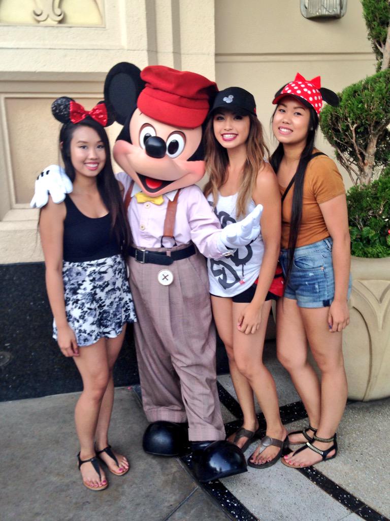 annalizaam's tweet photo. A week ago we were in the happiest place on earth! 🌴🎡☀️ #Disneyland #takesback @reneexque @luckii05 http://t.co/lrgcUSFSrS