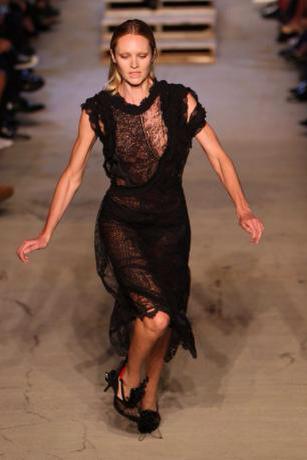 DHMiCon's tweet image. Ooops, another model bites the runway. #NYFW #bruisedego #watchyostep. Hey, she at least fell gracefully.