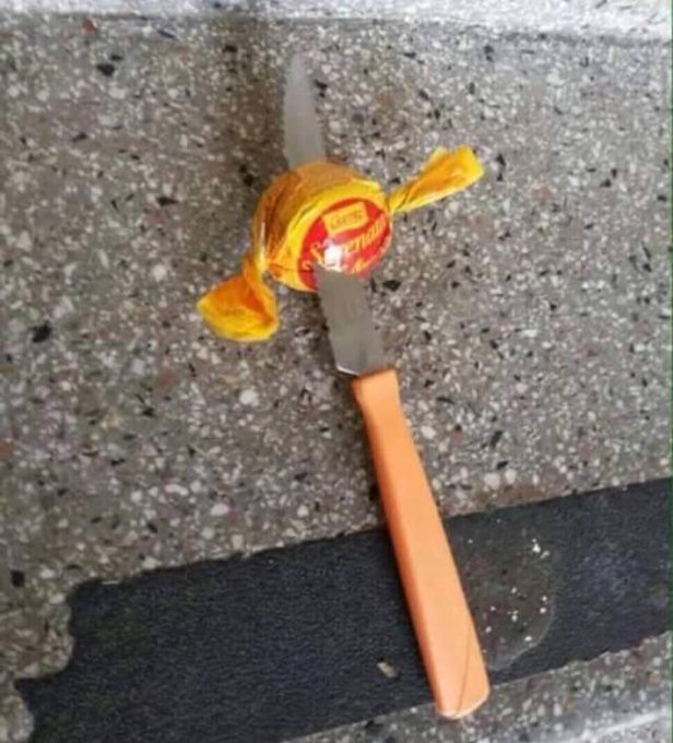 esfaquearam um garoto aqui na rua to em chok http://t.co/OTcu3ekJOv<a href="/tag/happybirthdaymiley"class="tags"><span>#happybirthdaymiley</span></a><a href="/tag/happybirthdaymileyfrombr"class="tags"><span>#happybirthdaymileyfrombr</span></a>