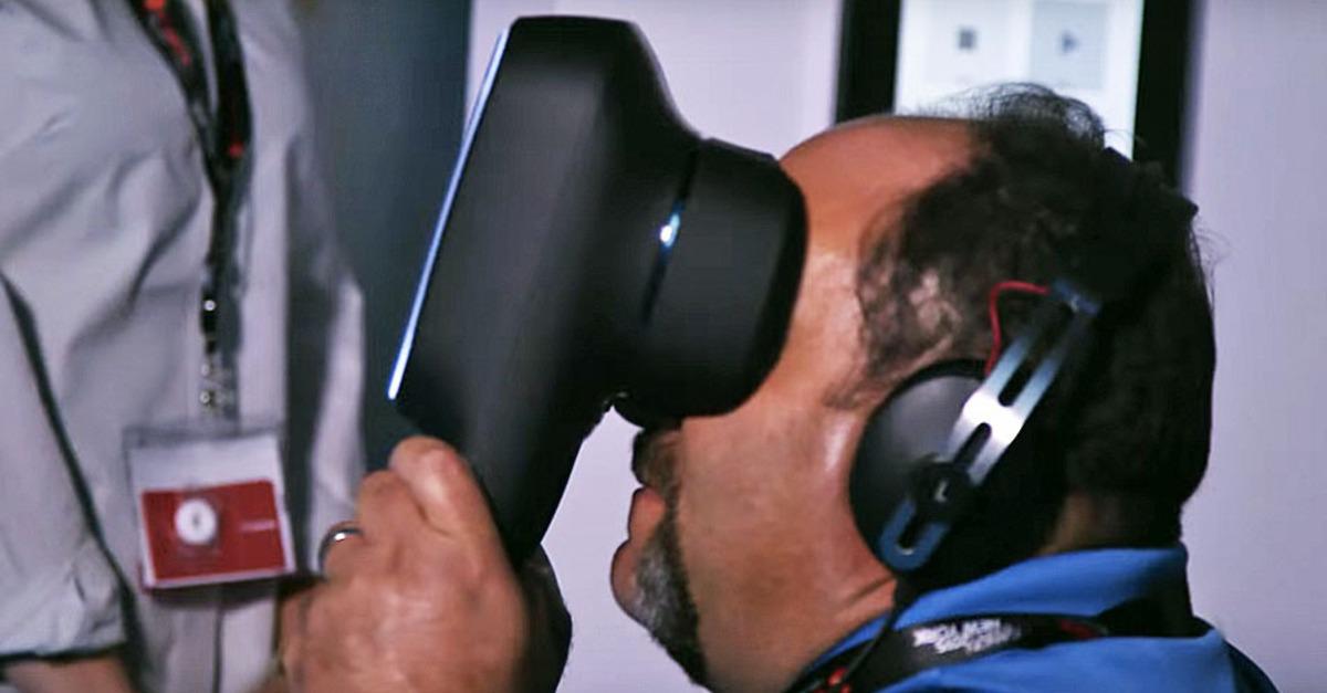TechBlogUS's tweet image. Canon reveals virtual reality prototype that you hold instead of wear vytm.in/gWnM5A #tech #smm