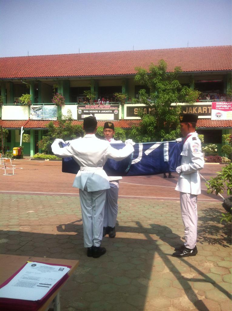 3rdPASS_'s tweet photo. Pelipatan bendera SMAN 93A http://t.co/elxidenHvb