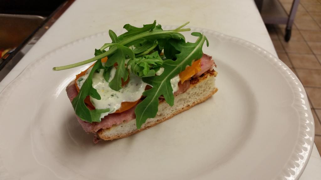 GregbChef's tweet image. Shaved veal on grilled focaccia, yellow tomato &amp;amp; Arugula aioli