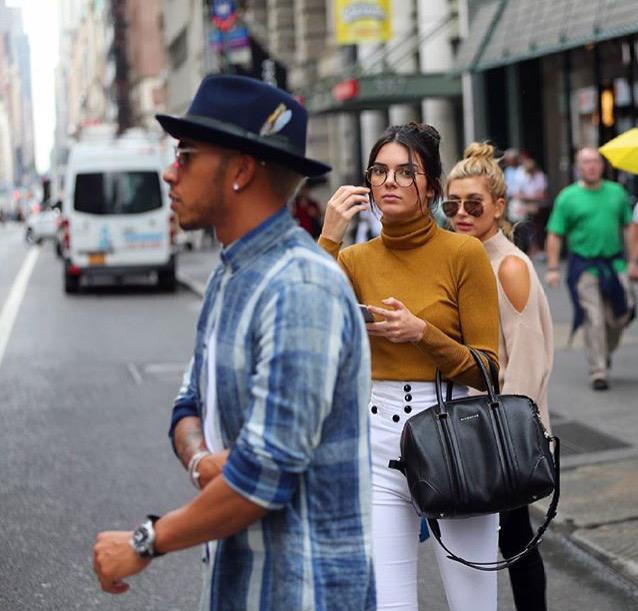 postbadhailey's tweet photo. Hailey &amp; Kendall x street style http://t.co/xp3ZSC6b0I