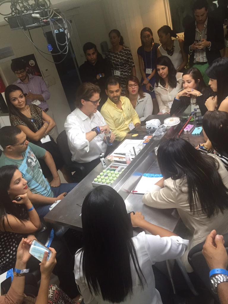 CiboUnibe's tweet photo. .@EdwardMcLaren con los residentes de la especialidad de Prostodoncia en el #CiboUnibe .@unibeenlinea http://t.co/H3ewI5ERVA