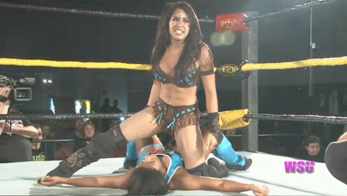 DAFALCON11's tweet photo. They had the best TLC match and now this slobberknocker! Athena v @HaniaHuntress #EpicAgain http://t.co/rbqHTLEPyG