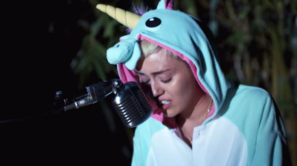 fumeiamiley's tweet photo. miley já amou um peixe, vc acha mesmo que ela n tem amor no coração #OpenYourHeartLikeMiley http://t.co/1kJGpnqhCN