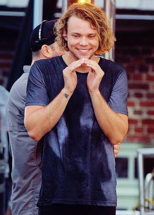 rtyourfavees's tweet photo. @Ashton5SOS http://t.co/YavUJ5BLac