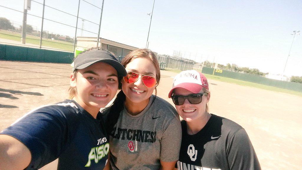 Swaging with the best! <a href="/LChamberlain44/">Lauren Gipson</a> &amp; Georgia Casey #swaghitting #redpants  <a href="/OU_Softball/">Oklahoma Softball</a> #saleendonohoe2019