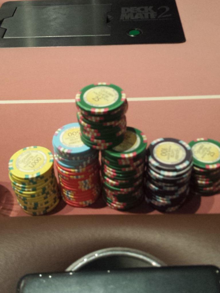 BigERunningGood's tweet photo. @Adrian_Buckley1 @HPTPoker @TheGoldenGates 89k @400/800/100 #wheeee #lovethegrind #stackedtable http://t.co/pb6LH9GIw0