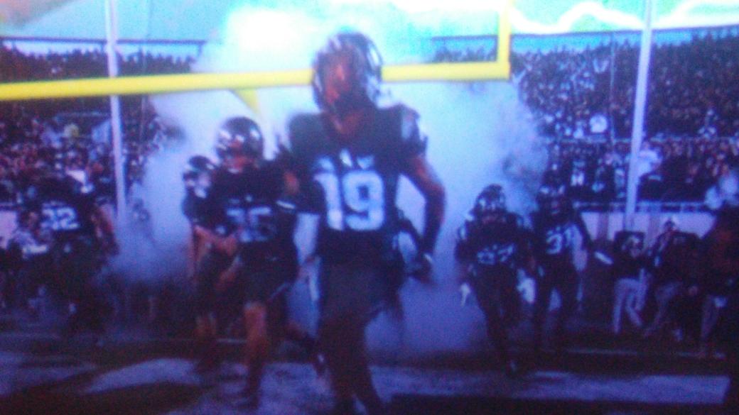 AlSampsell1's tweet photo. Good to see another @WMrecruiting on the big screen. @JustBnJosh looks to shine. Those helmets look great. #BoUp http://t.co/VU8j3YVPYz