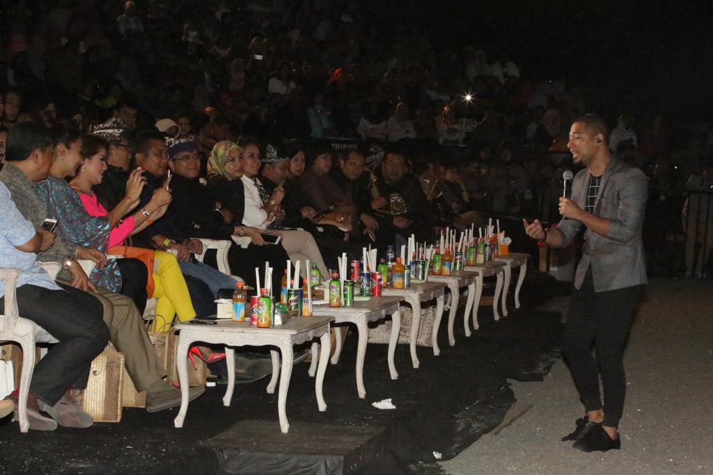 beachjazzfest's tweet photo. Karaoke bareng @MarcellSiahaans  banyuwangi beach jazz
Lagu #cintamati untuk @banyuwangi_kab @a_azwarnas @PantaiBoom http://t.co/lzJq87uknJ