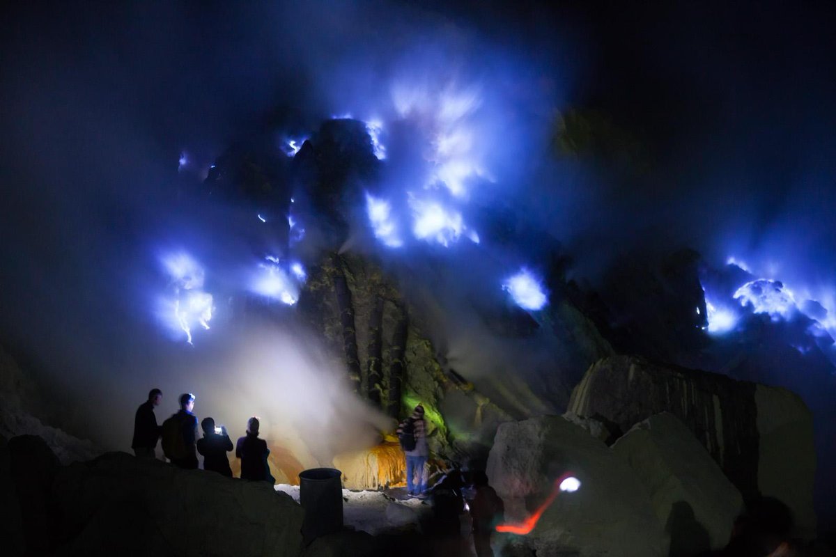 Menyeramkan atau mengesankan fenomena api biru yang muncul di Kawah Ijen? culturenesia.com/menyaksikan-fe…
