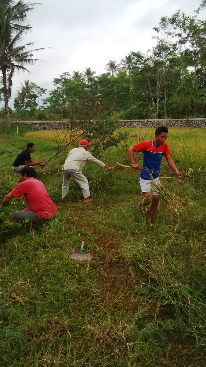 manyar_jogja's tweet photo. @jokowi @KemenPU gotongroyong warga brayut,wukirsari,cangkringan membersihkan kali kuning, http://t.co/HKysYu0ZWO