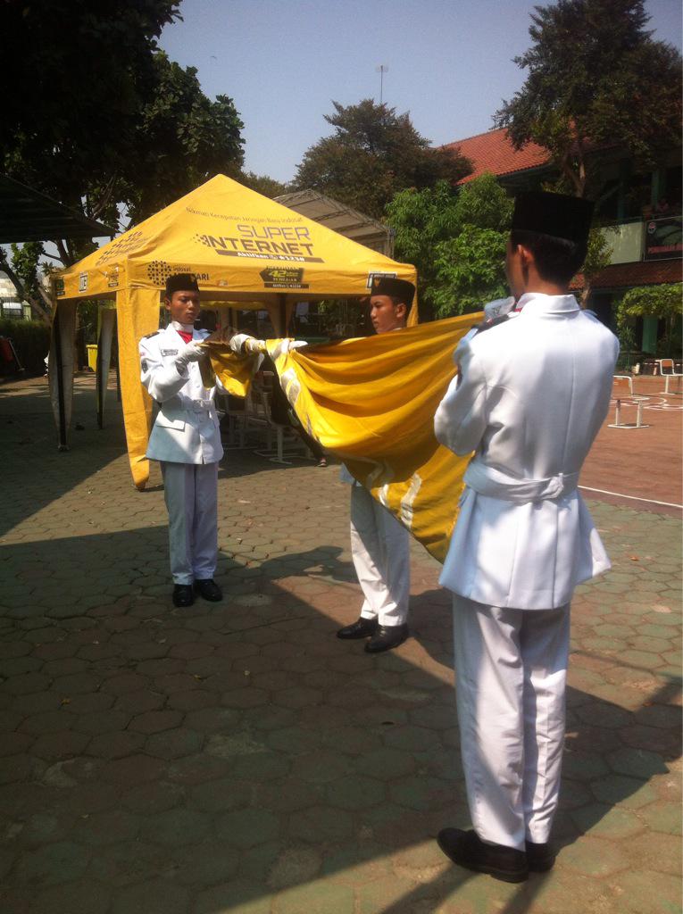3rdPASS_'s tweet photo. Pelipatan Bendera oleh SMA BW 1 http://t.co/6zPurHOkyt