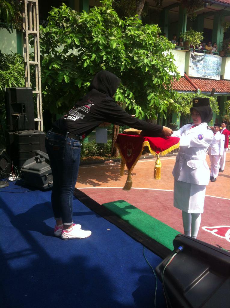 3rdPASS_'s tweet photo. Penyerahan Bendera oleh pembawa baki SMA BW 1 http://t.co/gZorc3GkOM