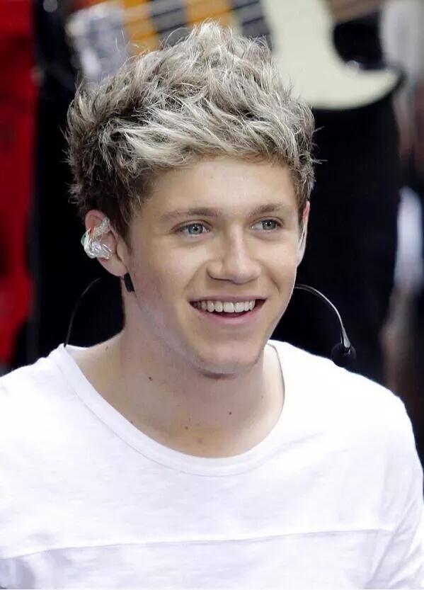 lkqren's tweet photo. "Aquele sorriso seria capaz de por fim a guerra e curar o câncer."  #HappyBirthdayNiall http://t.co/Ix6FSdqjwQ