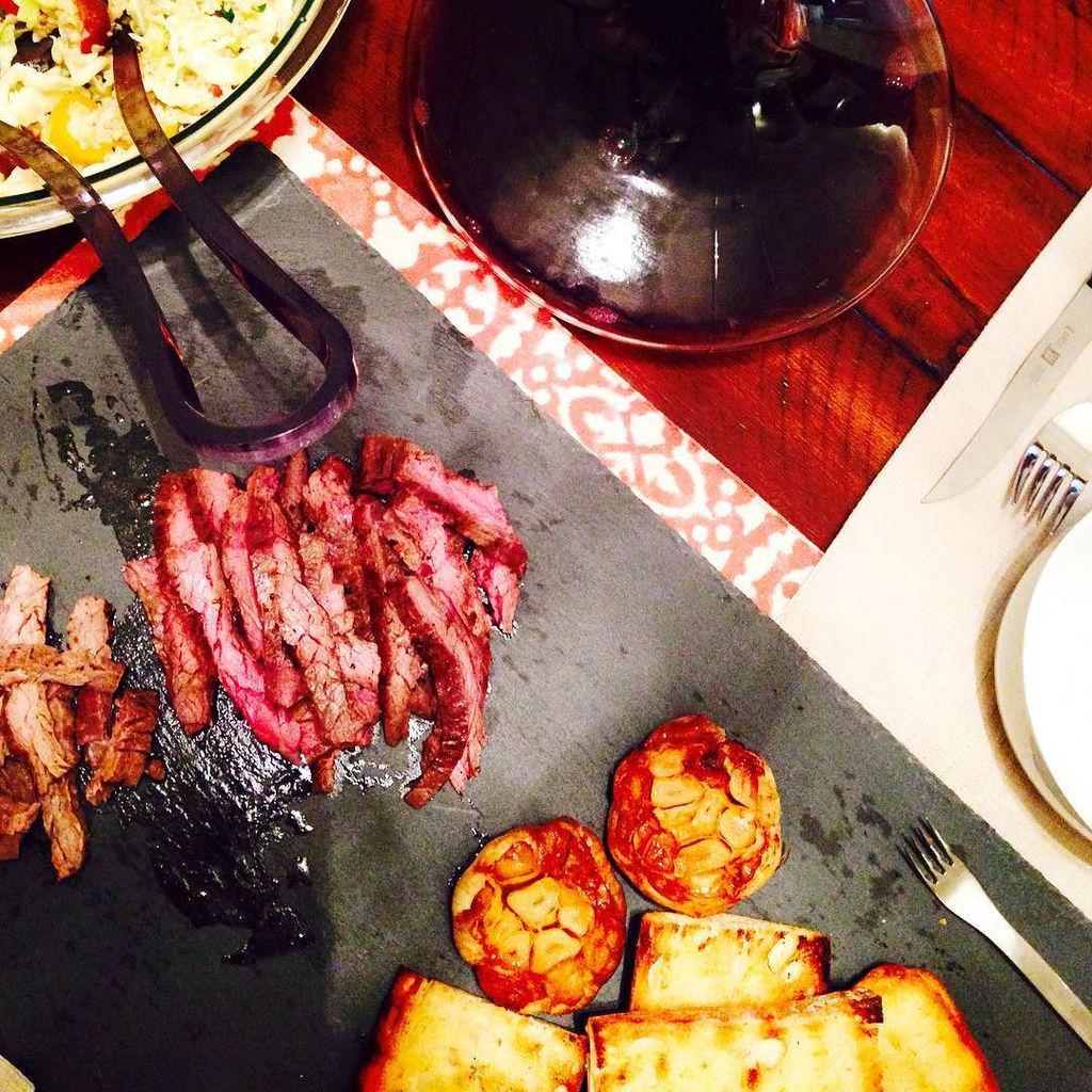 YourLivelihood's tweet image. Skirt steak straight off the grill. #friendswhocook #greatfood ift.tt/1MjKWHX