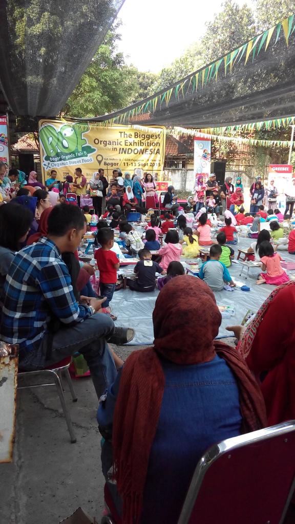 Seru nih lomba mewarnai di BOF hari ini