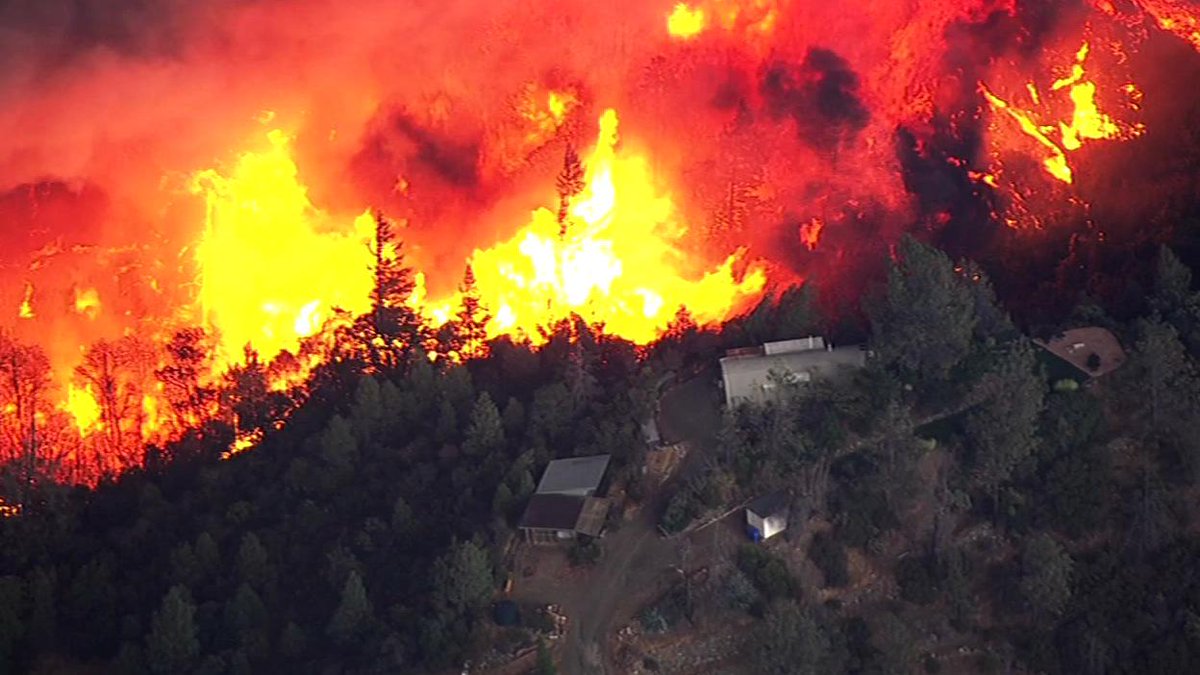 abc7newsbayarea's tweet photo. #UPDATE: #ValleyFire now at 10,000 acres; thousands evacuated:http://t.co/Q8amuM2ZJS PHOTOS:http://t.co/VD7zxQoOJJ http://t.co/zGqTxtHqII