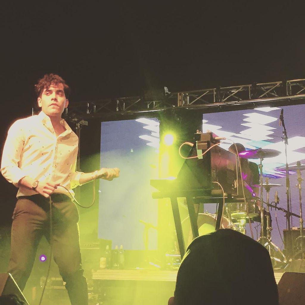 ManVsParty's tweet photo. Neon Indian #MoPBlockParty http://t.co/PksFUuPfY3 http://t.co/YzQ9LmvNwL