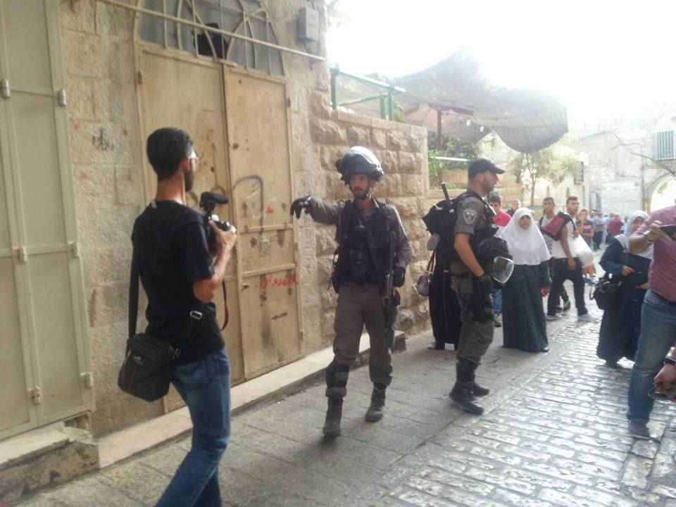 Israeli forces prevented journalists from coverage what happen in #Alaqsa mosque now .

#AlaqsaUnderAttack