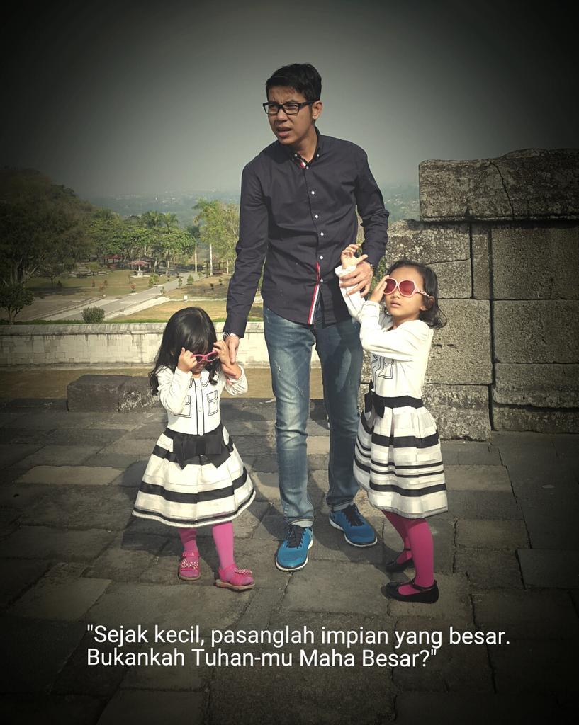 Dunia boleh meragukanmu. Tapi jangan pernah meragukan dirimu sendiri. Jangan pernah. Besarkan impianmu. #MentalSukses