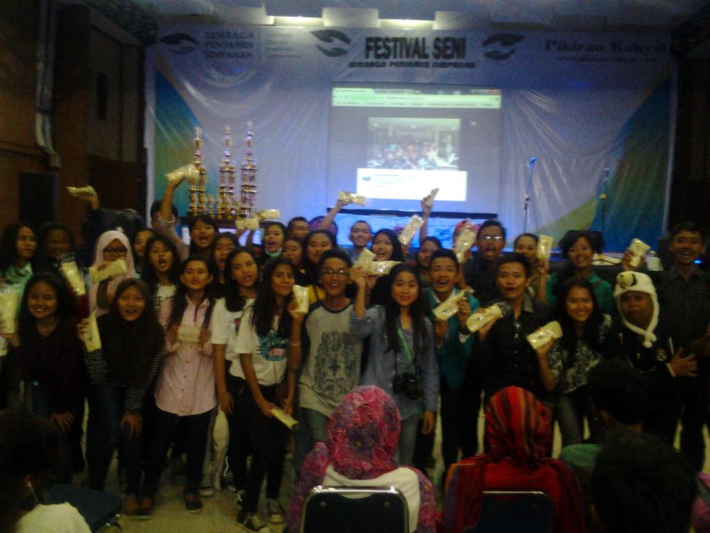 eventLPSbdg's tweet photo. Kulkas Kabaret selamat yaaa jadi pemenang foto booth contest #festivalsenilpsbdg @lps_idic @UPIImaksi http://t.co/H88ztBg8DG