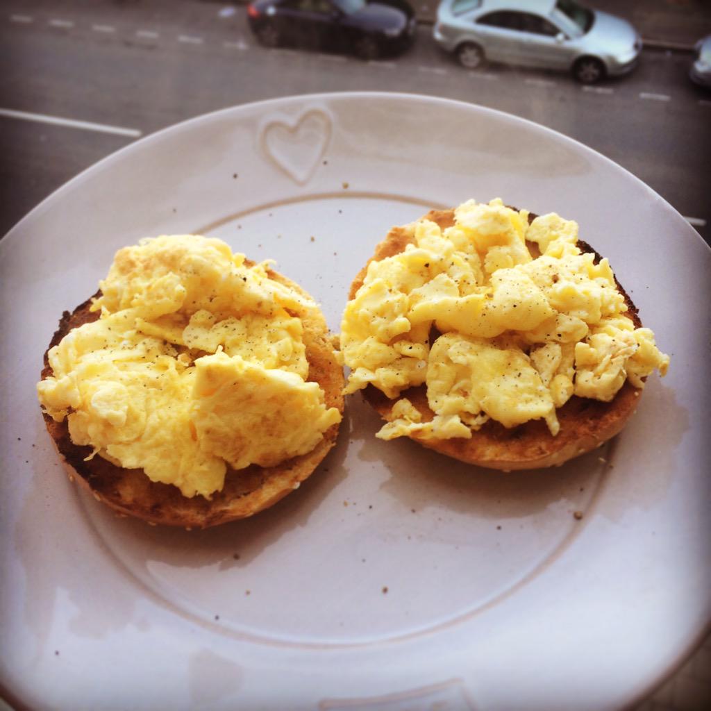 Morning everyone! We're starting the day with scrambled eggs on @drzaks protein bagel... How about you?
#food #health
