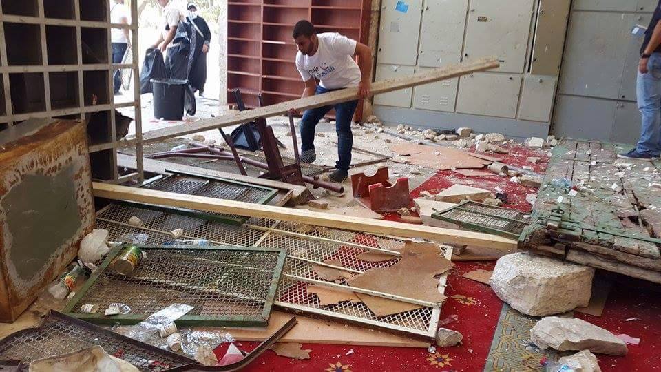 qudsn's tweet photo. الدمار الذي أحدثته قوات الاحتلال داخل المصلى القبلي بالأقصى خلال محاولتها اقتحامه.
#لن_يقسم
تصوير:فاطمة ابو سبيتان http://t.co/U4AevqnNPe