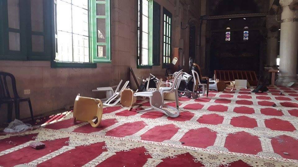 qudsn's tweet photo. الدمار الذي أحدثته قوات الاحتلال داخل المصلى القبلي بالأقصى خلال محاولتها اقتحامه.
#لن_يقسم
تصوير:فاطمة ابو سبيتان http://t.co/U4AevqnNPe